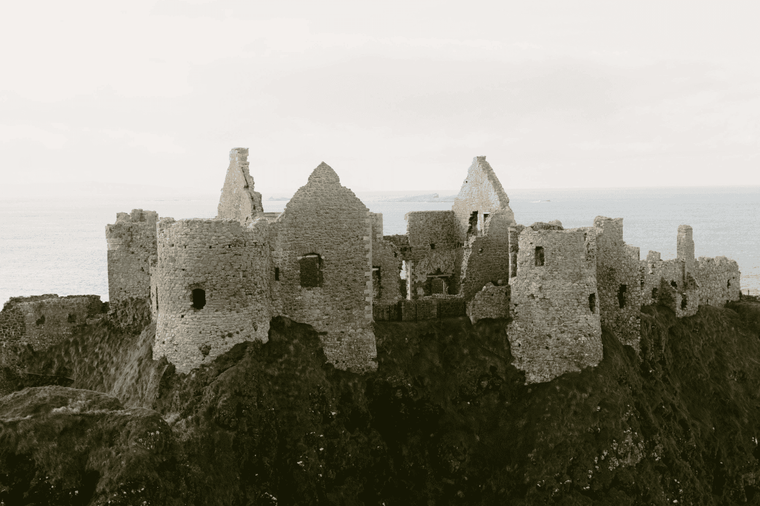 Saqueador de tumbas revela por accidente una iglesia medieval perdida llena de tesoros incalculables