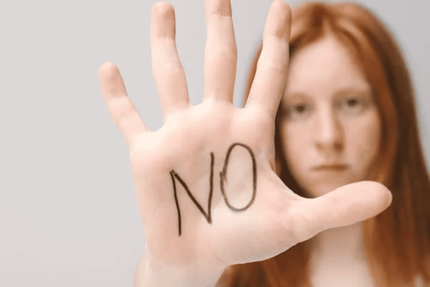 Por qué los hombres buscan a mujeres que los ignoran, según la psicología
