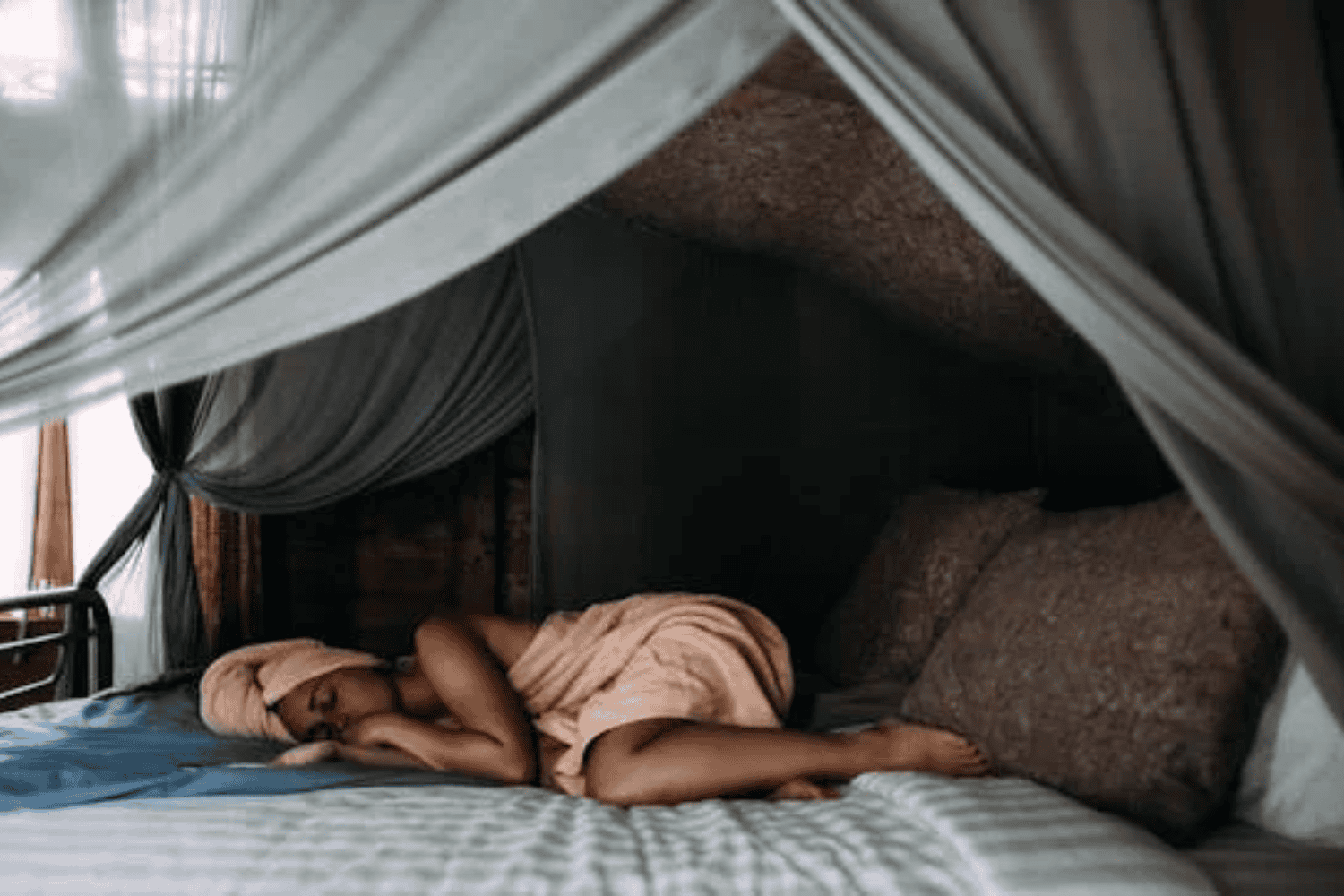 La mejor posición para dormir y proteger tu cerebro del deterioro cognitivo