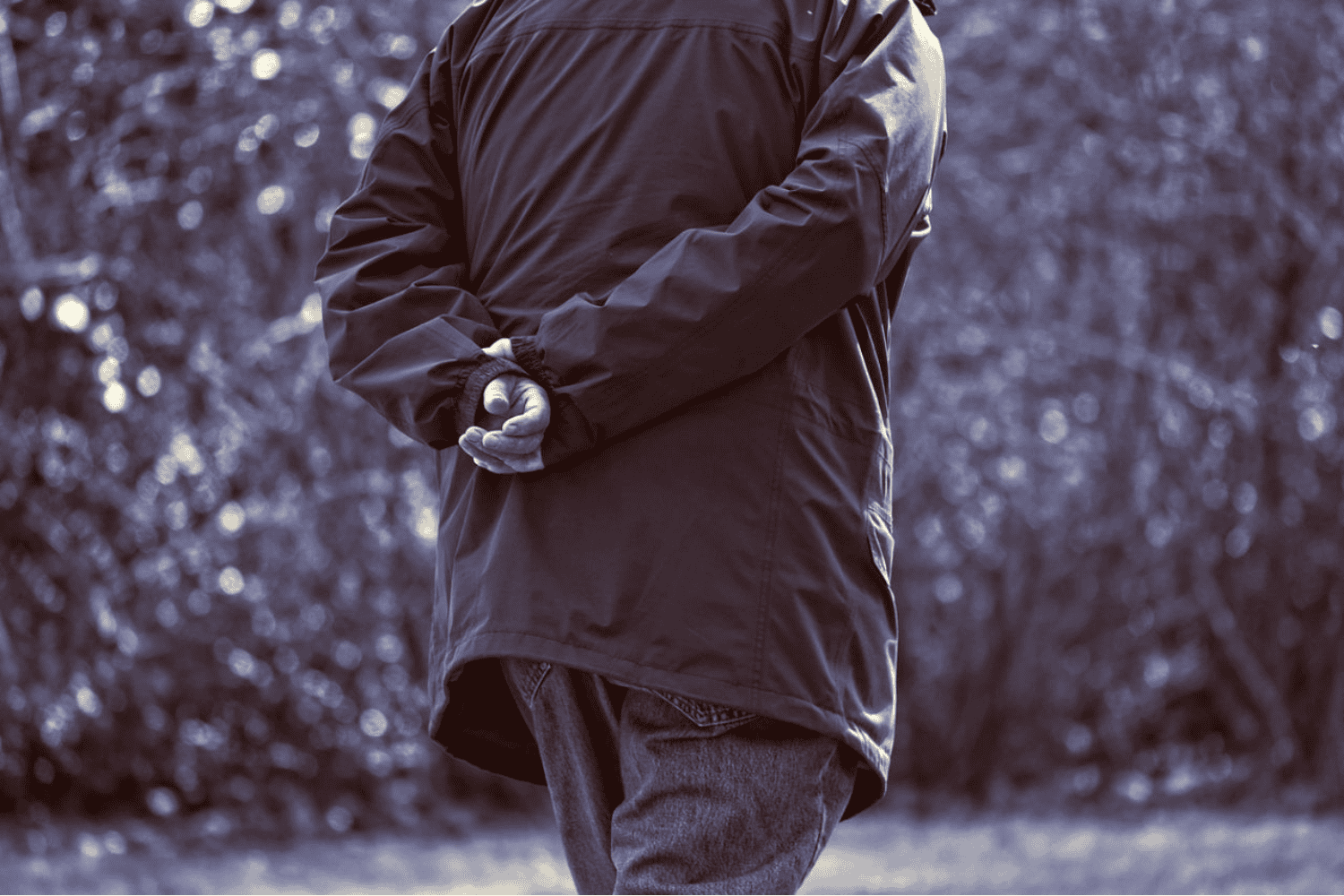 ¿Qué revela caminar con las manos en la espalda según la psicología?