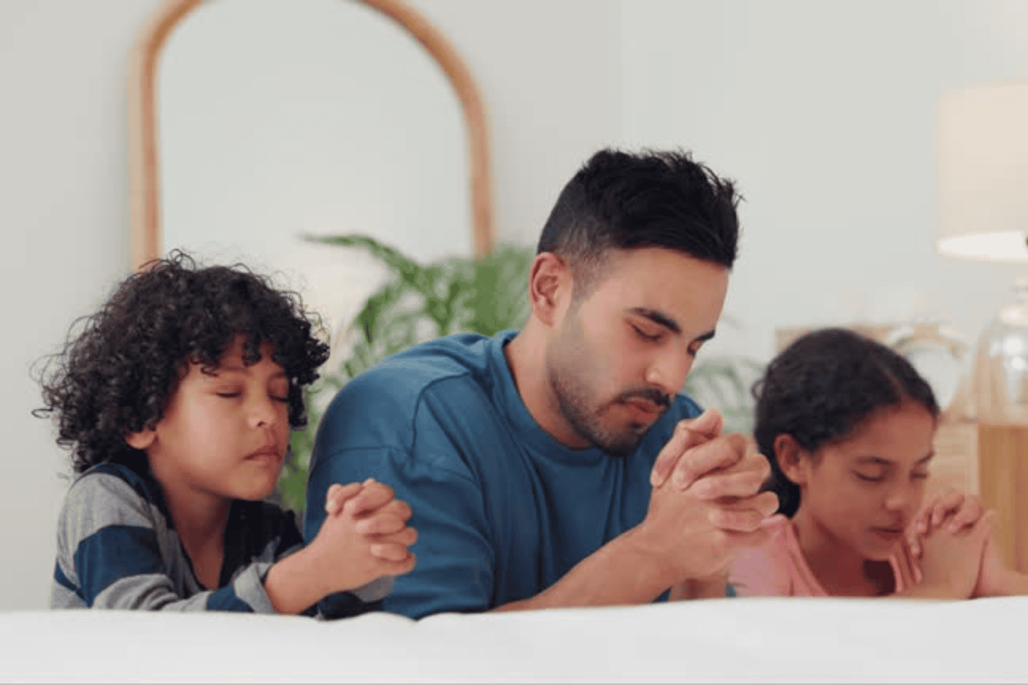 El hábito nocturno que revela más de lo que imaginas: ¿qué dice la psicología sobre rezar antes de dormir?