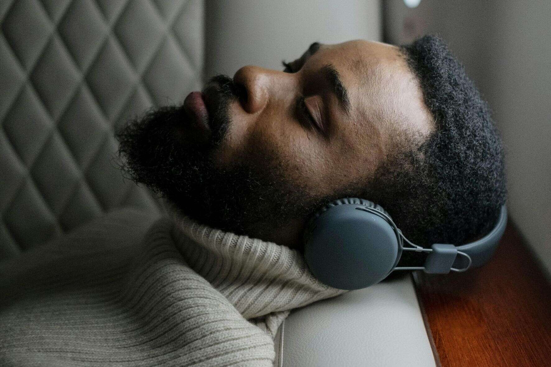 Por qué dormir en un avión parece imposible: la ciencia explica qué lo causa y cómo solucionarlo