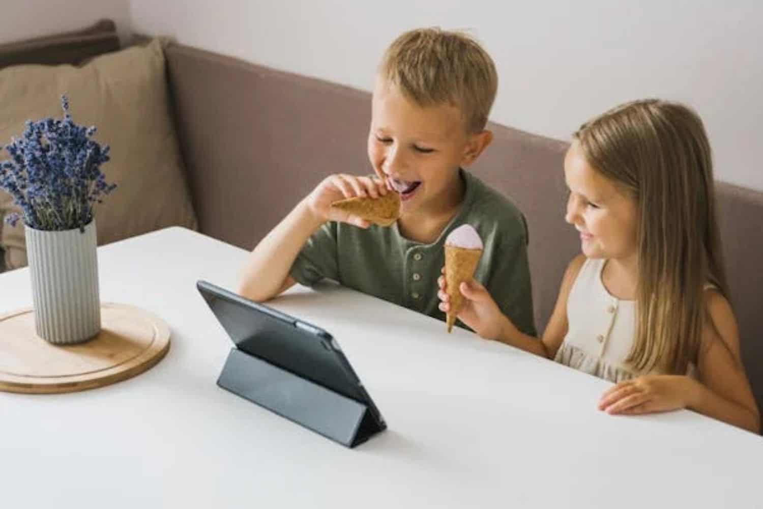 Comer mirando el celular