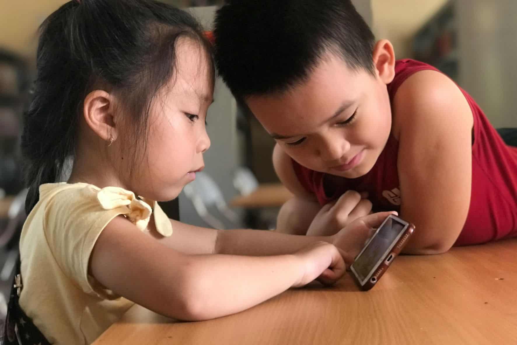 niños usando el celular