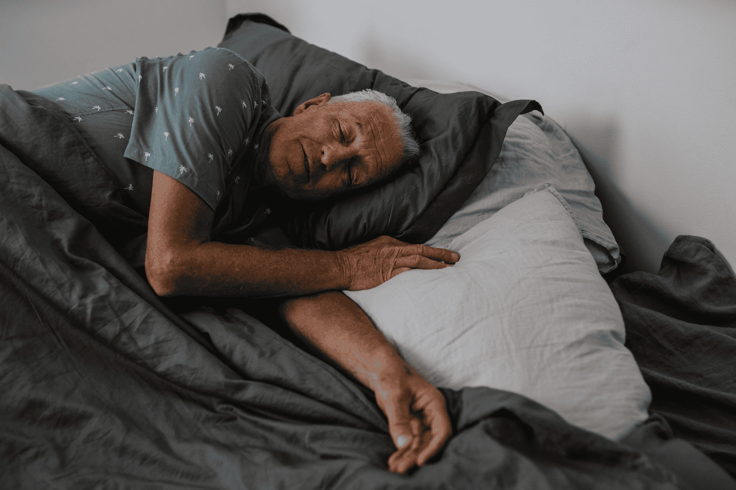 Dormir bien después de los 60: cuántas horas necesitas y cómo lograr un descanso reparador