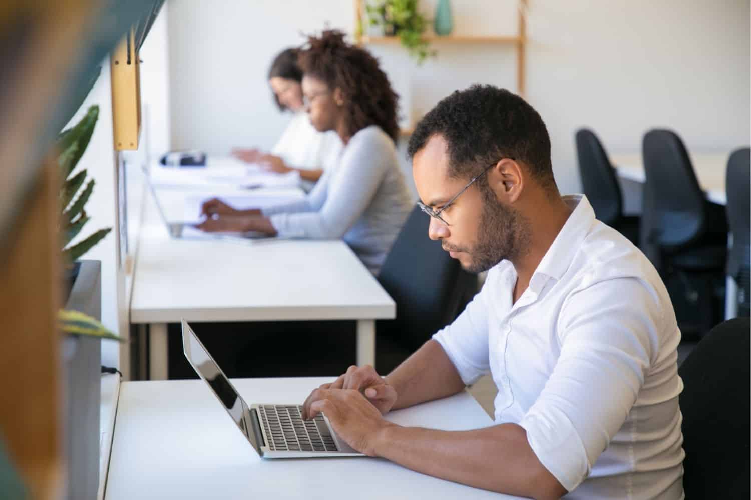 Empresas vuelven a contratar humanos ante el fracaso de la inteligencia artificial