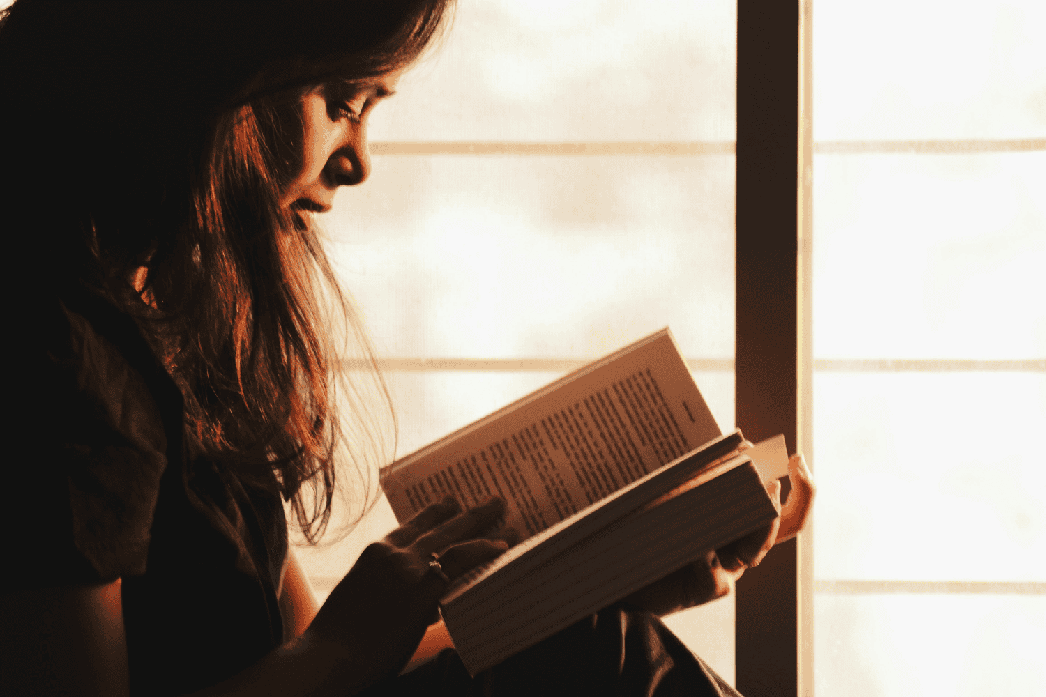 ¿Leer o escuchar? Así impactan los libros y los audiolibros en tu cerebro