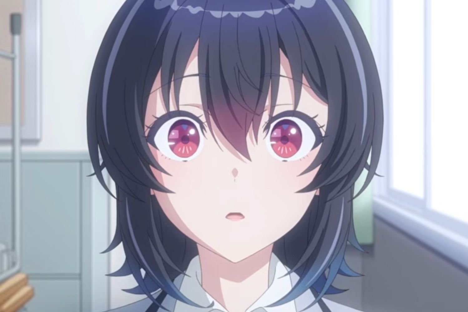 En muchas historias escolares, el amor nace de un encuentro casual. Pero hay otras donde el punto de partida es una etiqueta incómoda. Ser “el solitario” o “la segunda más bonita” puede parecer anecdótico, hasta que esas categorías comienzan a definir cómo te miran los demás. La próxima comedia romántica de la temporada apuesta por cuestionar esos rótulos con humor y ternura. Su más reciente tráiler no solo deja ver nuevas escenas, también fija el momento exacto en que comenzará este peculiar vínculo. Un encuentro inesperado que rompe jerarquías silenciosas El nuevo adelanto de I Made Friends with the Second Prettiest Girl in My Class confirma que el estreno será el 7 de abril a las 23:30 JST en la televisión japonesa. La fecha la ubica en plena temporada primaveral, tradicionalmente dominada por romances escolares, aunque aquí el enfoque parece ligeramente distinto. La premisa gira en torno a Maki Maehara, un estudiante que ha asumido su papel de observador silencioso. No destaca en popularidad ni participa en círculos sociales amplios. Para él, cada nuevo curso es apenas una repetición del anterior. Sin embargo, un encuentro casual en un videoclub altera esa rutina. Allí coincide con Umi Asanagi, conocida entre sus compañeros como la “segunda más bonita de la clase”. Ese apodo, que podría sonar halagador, encierra una competencia constante y una presión invisible. El tráiler muestra cómo ambos comparten intereses que no encajan con la imagen pública de ella ni con el aislamiento de él. El avance sugiere que la historia no girará únicamente en torno al romance inmediato, sino en la construcción gradual de una amistad que desafía expectativas. La dinámica entre ambos se apoya en conversaciones aparentemente simples, pero cargadas de incomodidad inicial. La canción de apertura, “Submarine Youth”, interpretada por la banda reGretGirl, acompaña ese tono juvenil con un matiz nostálgico. En contraste, el ending “Zutto 1-ban ni Shite ne”, de Koresawa, aporta una sensibilidad más íntima que encaja con el crecimiento emocional de los personajes. Nuevas voces y un equipo creativo con experiencia en comedia Junto con el tráiler se presentó un nuevo arte visual y se anunciaron incorporaciones al elenco. Yuko Kaida dará voz a la madre de Maki, Shizuka Ito interpretará a la madre de Umi y Minami Tsuda se suma como Miki Yagisawa. Estos personajes ampliarán el contexto familiar y social que rodea a la pareja protagonista. La dirección está a cargo de Hideki Tachibana en el estudio CONNECT, con guion adaptado por Keiichiro Ochi. El diseño de personajes recae en Shoko Takimoto, mientras que Takumi Shibata actúa como asistente de dirección. La música, compuesta por Ruka Kawada, Yayoi Sekimukai y Shuhei Mutsuki, promete acompañar los momentos más introspectivos sin perder ligereza. La serie adapta las novelas ligeras escritas por Takata, conocidas por equilibrar humor y sensibilidad. El relato explora cómo las etiquetas escolares pueden condicionar relaciones antes siquiera de que comiencen. El tráiler refuerza esa idea mostrando pequeños gestos: miradas que evitan el contacto directo, silencios incómodos que terminan en risas tímidas y situaciones donde el miedo a ser juzgado pesa más que el deseo de acercarse. La comedia surge de esa tensión. La incorporación de figuras adultas también sugiere que la narrativa no se limitará al aula. Las dinámicas familiares podrían aportar una dimensión adicional a la construcción de identidad de ambos protagonistas. Más que un romance: una historia sobre percepción y autenticidad Aunque el título parece centrarse en un ranking superficial, la historia apunta a algo más profundo. La popularidad, en este caso, funciona como telón de fondo para explorar la autenticidad. ¿Qué ocurre cuando alguien decide mirar más allá de la etiqueta? La relación entre Maki y Umi se construye desde la complicidad inesperada. Ambos encuentran en el otro un espacio donde no necesitan sostener una imagen. Esa idea, reforzada en el tráiler, sugiere que la amistad será tan importante como cualquier posible desarrollo romántico. El estreno en abril la coloca en una temporada cargada de propuestas, pero su enfoque íntimo puede convertirse en su mayor fortaleza. No apuesta por dramatismos excesivos, sino por la observación de pequeños cambios emocionales. I Made Friends with the Second Prettiest Girl in My Class parece consciente de que el atractivo no está en la competencia por el primer lugar, sino en el descubrimiento de afinidades genuinas. Bajo la superficie de un entorno escolar jerarquizado, la serie propone una pregunta sencilla: ¿y si la verdadera conexión surge precisamente cuando dejamos de competir? Con fecha confirmada y un equipo consolidado, el escenario está listo para que esta historia transforme un encuentro casual en el inicio de algo que desafía expectativas.