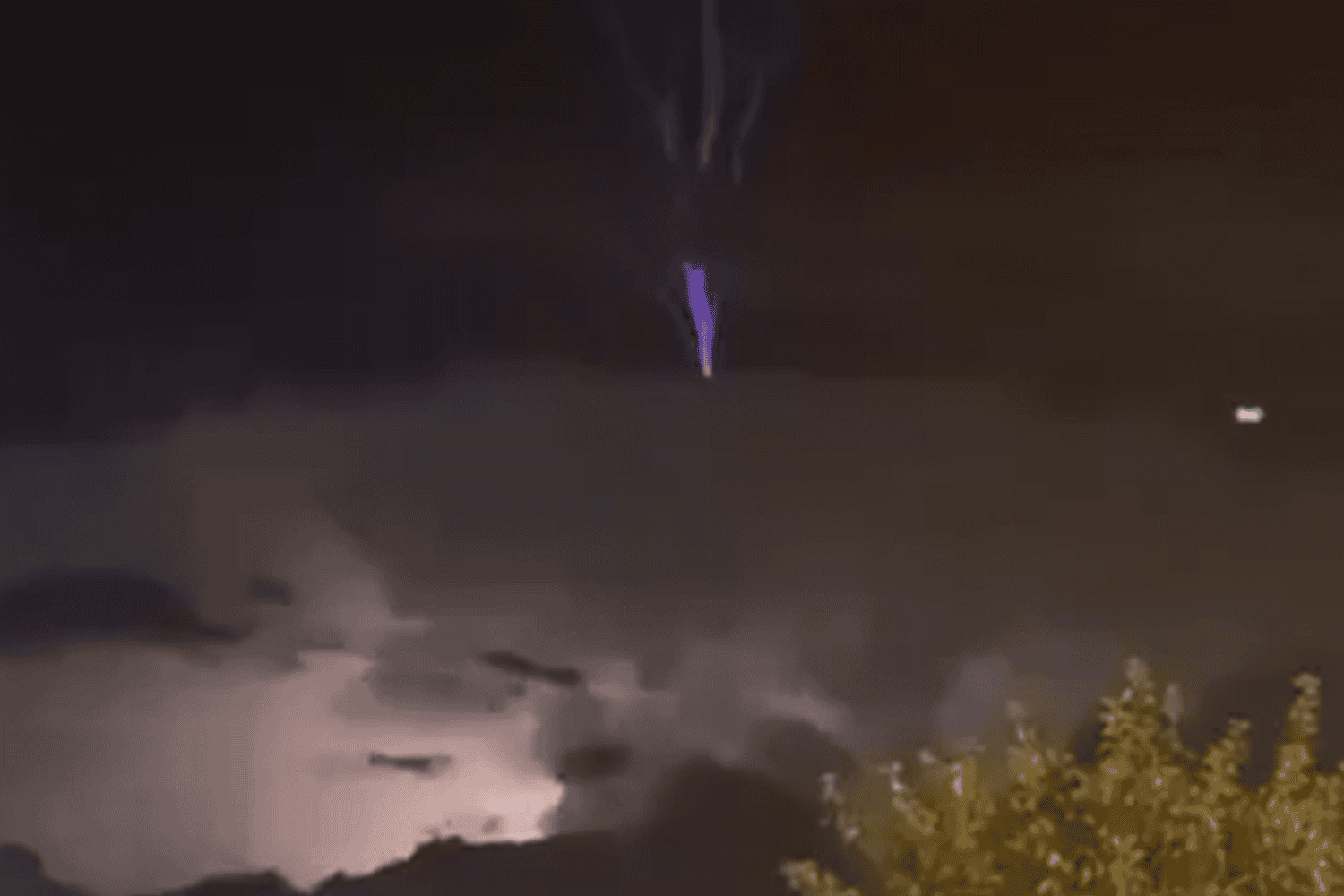 Un rayo que sube al cielo: el extraño fenómeno azul que sorprendió en Argentina