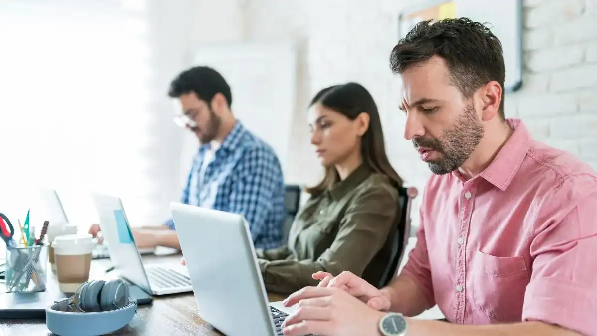 La inteligencia artificial dispara una paradoja inesperada: por qué ahora se necesitan más ingenieros de software