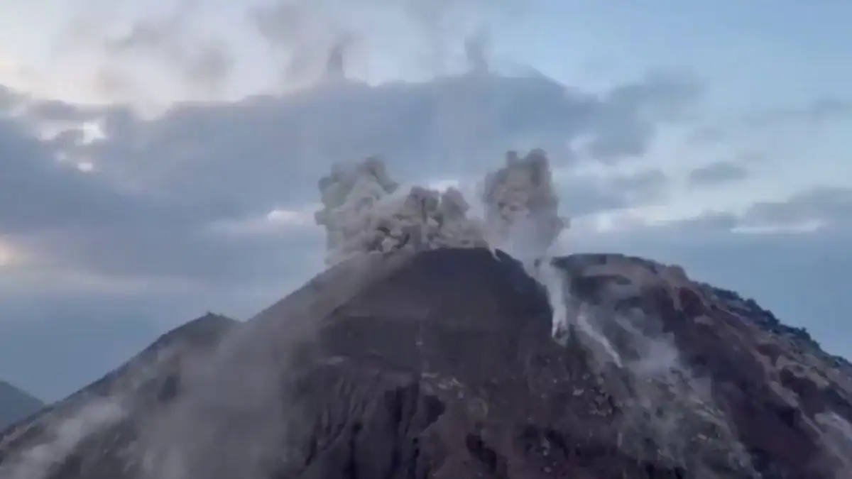 A metros del peligro: turistas huyen de una violenta erupción en uno de los volcanes más activos de guatemala