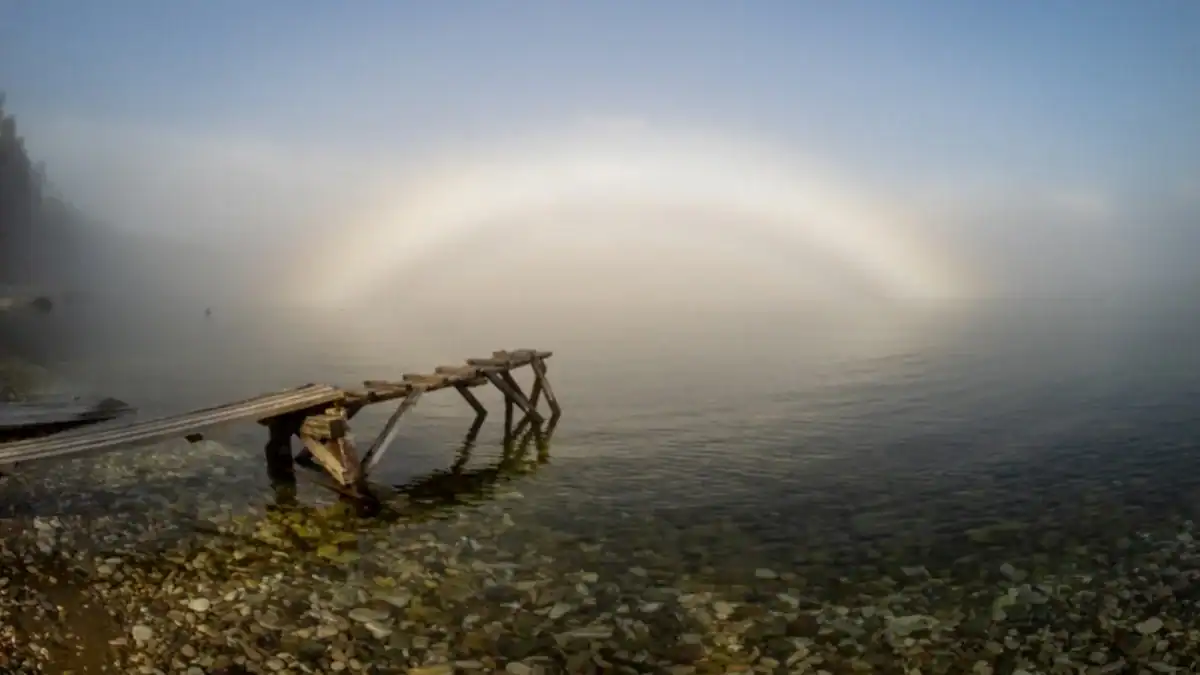 El arcoíris que casi no se ve: el fenómeno blanco que aparece cuando la atmósfera cambia las reglas