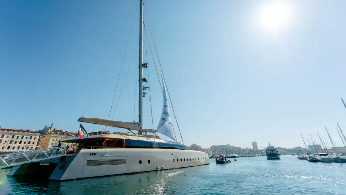 El museo que navega: el barco que está llevando el arte por todo el mediterráneo