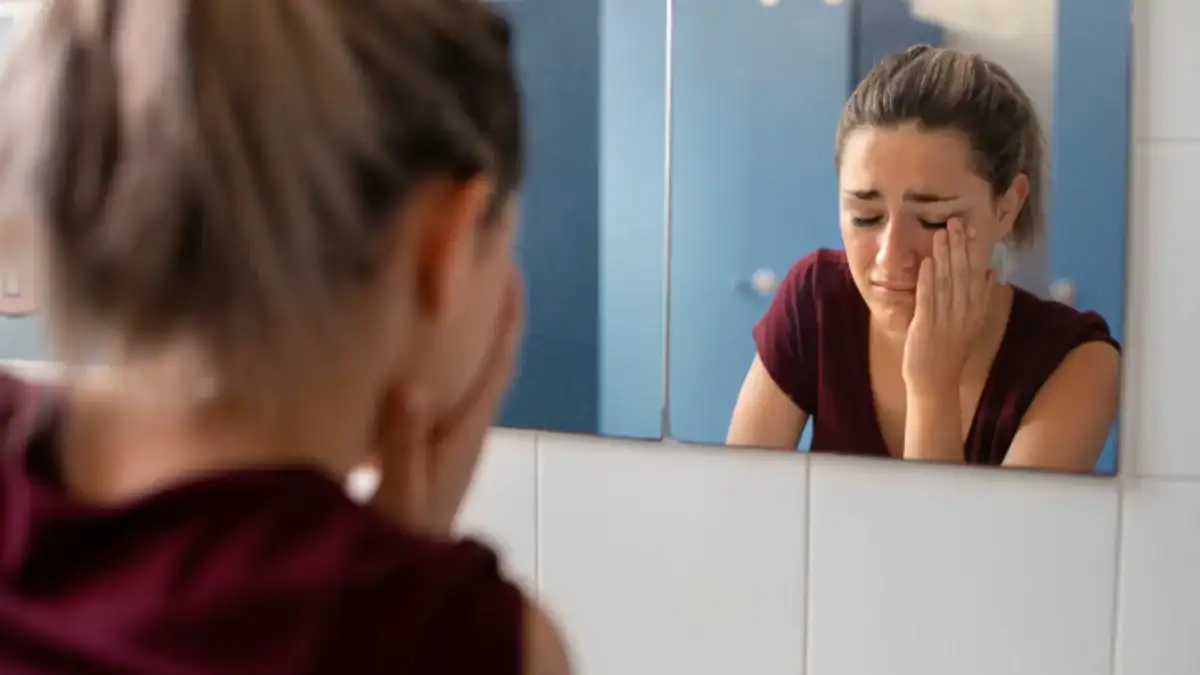 Por qué te hablas peor que a nadie… y cómo cambiar esa voz interna