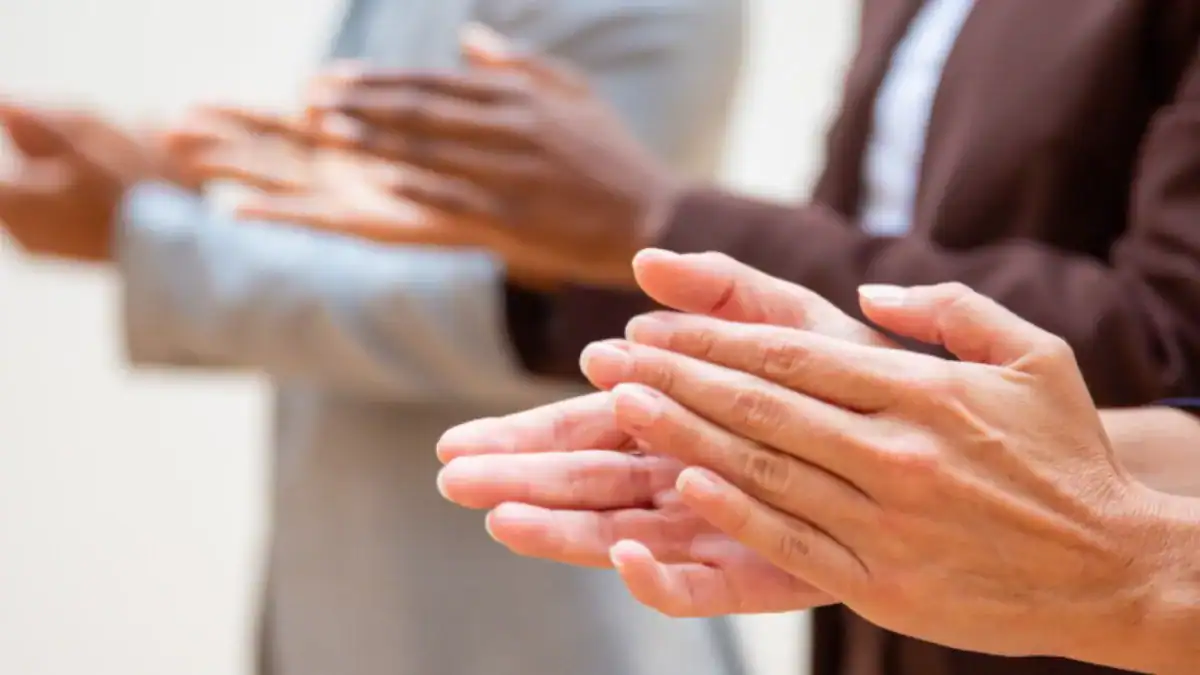 ¿Por qué aplaudimos al aterrizar? el gesto que divide a los pasajeros y revela algo más profundo