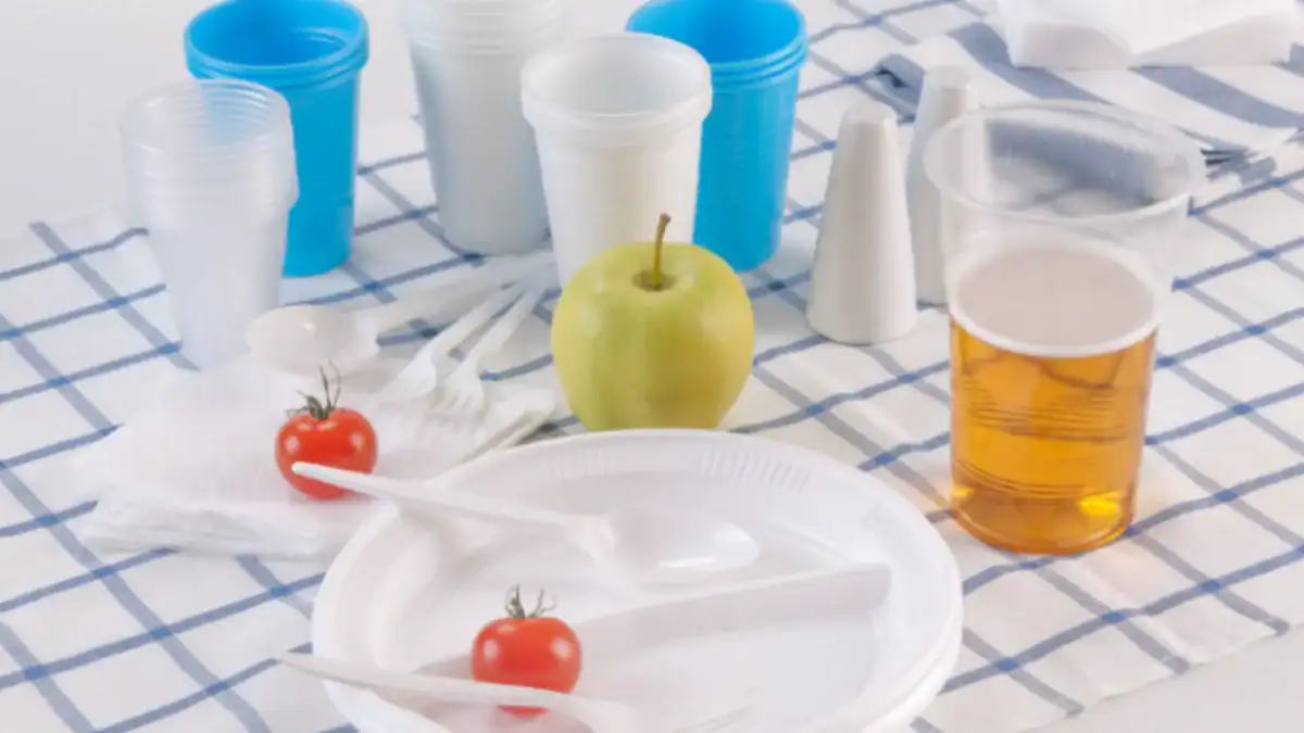 El enemigo invisible en tu cocina: cómo el plástico podría estar debilitando tus vitaminas sin que lo notes