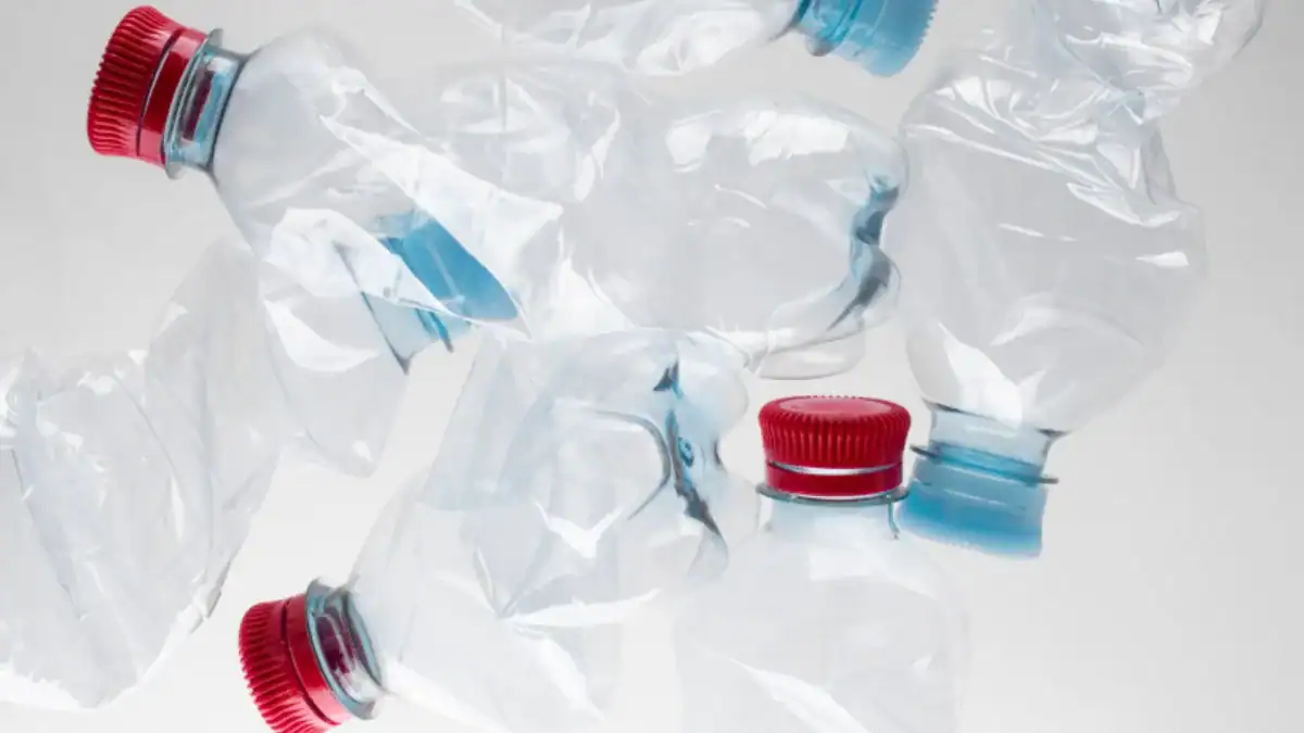 La barrera molecular que impide reciclar por completo las botellas de plástico