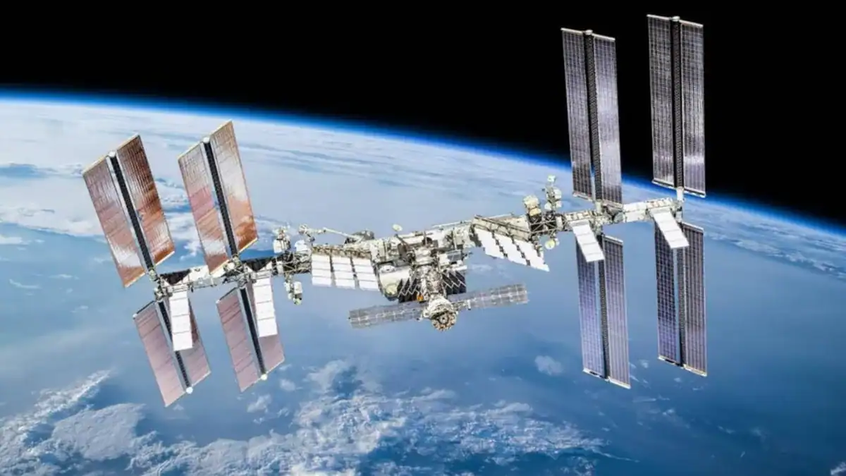 El extraño problema de dormir en el espacio cuando el Sol sale 16 veces al día