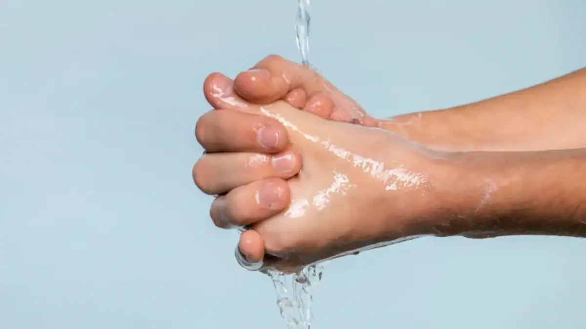 No es tan obvio: la física detrás de por qué el agua moja