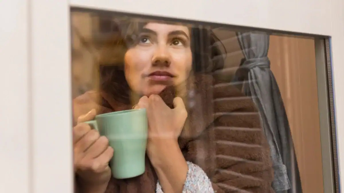 Por qué te quedas mirando por la ventana cuando viajas (y lo que dice la psicología)