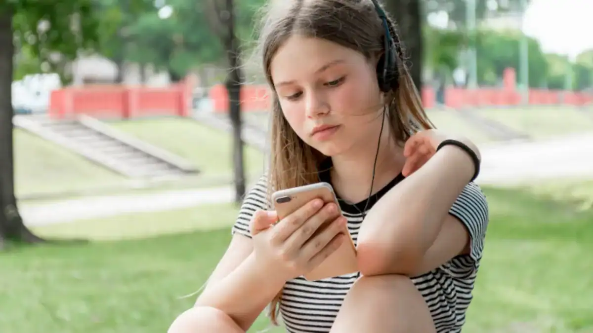 El primer teléfono no condena la salud mental adolescente, pero sí altera el descanso