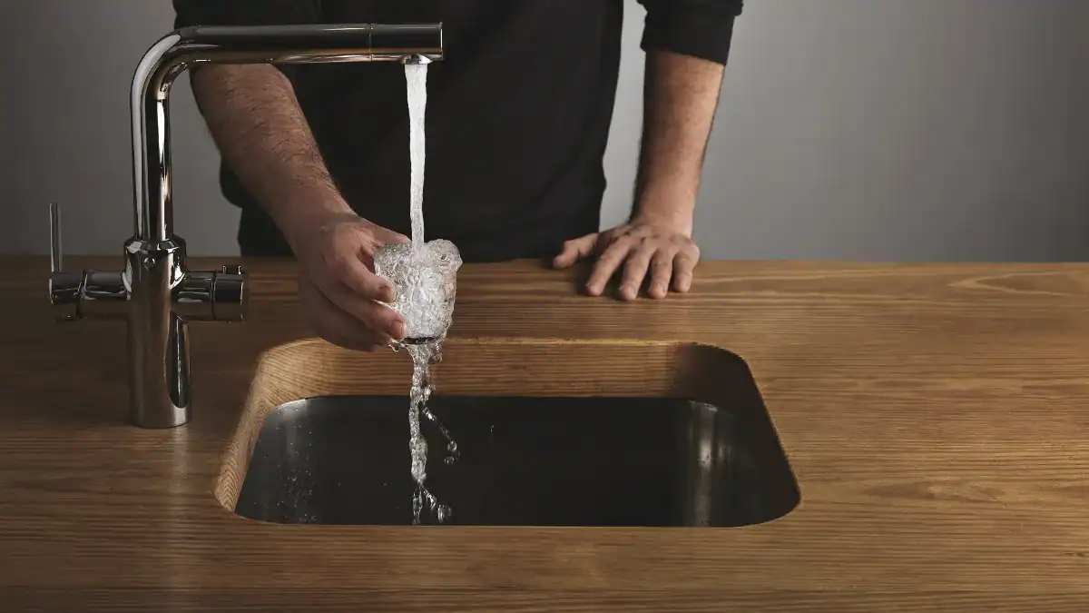 Los “químicos eternos” en el agua: por qué son tan difíciles de eliminar y qué riesgo implican