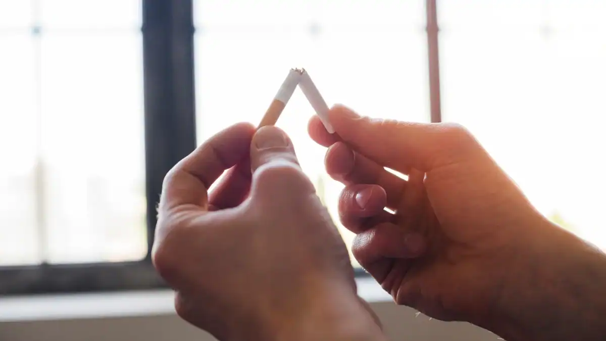 El ejercicio breve que reduce el impulso de fumar casi de inmediato