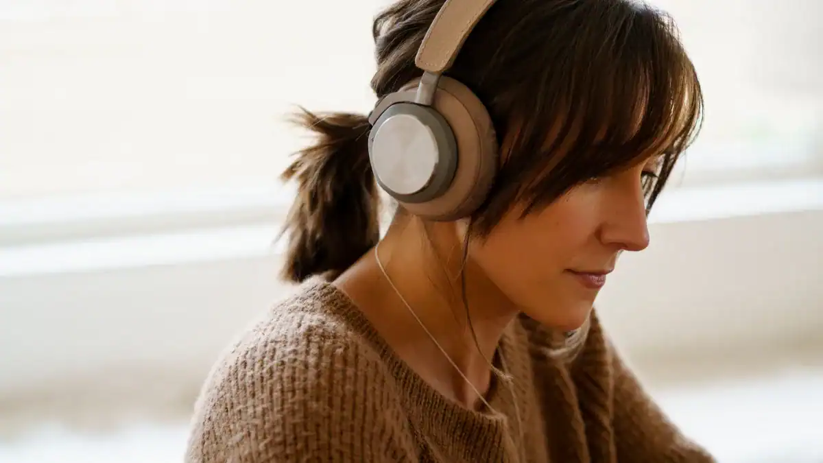 La pérdida auditiva avanza en silencio y los auriculares están bajo la lupa