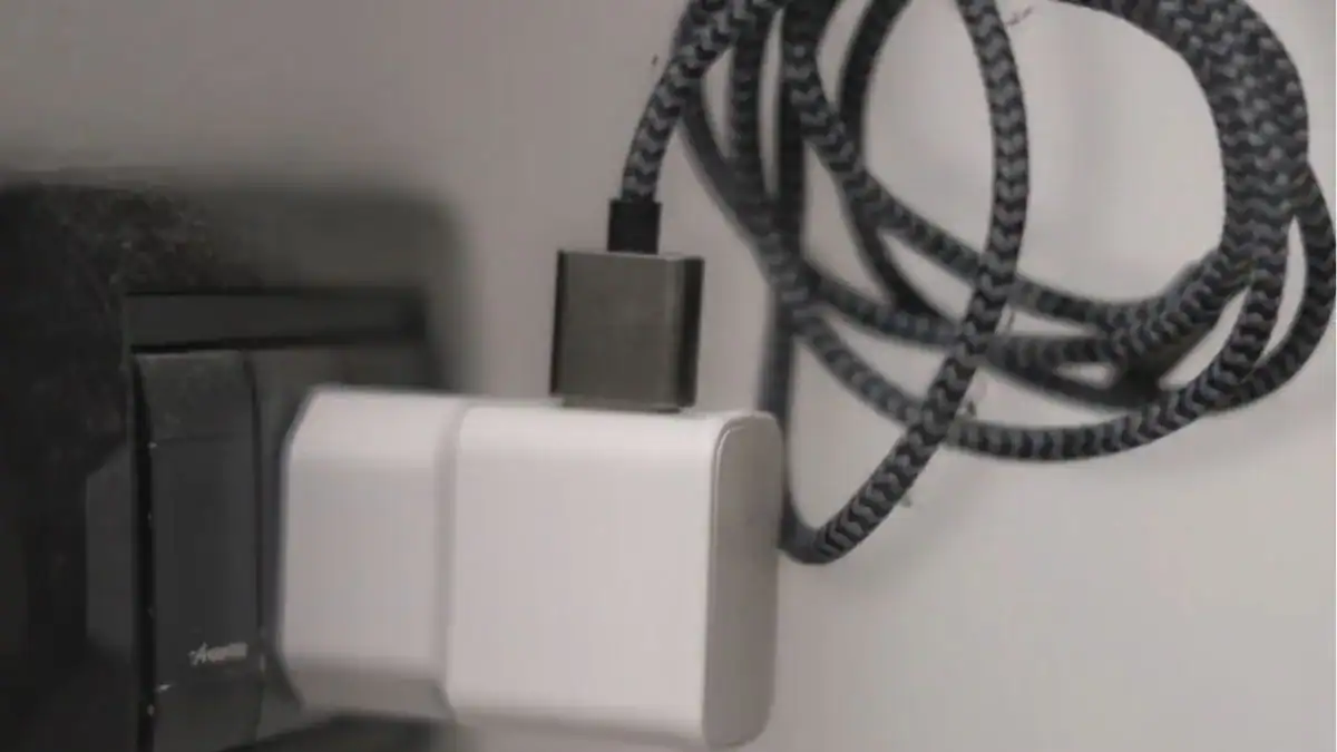 No dejar el cargador enchufado: los riesgos ocultos que pueden afectar tu seguridad y aumentar el consumo eléctrico