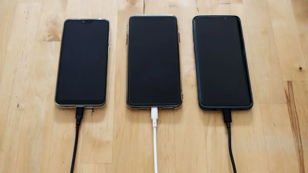 El error al cargar el celular que puede dañar la batería sin que lo notes