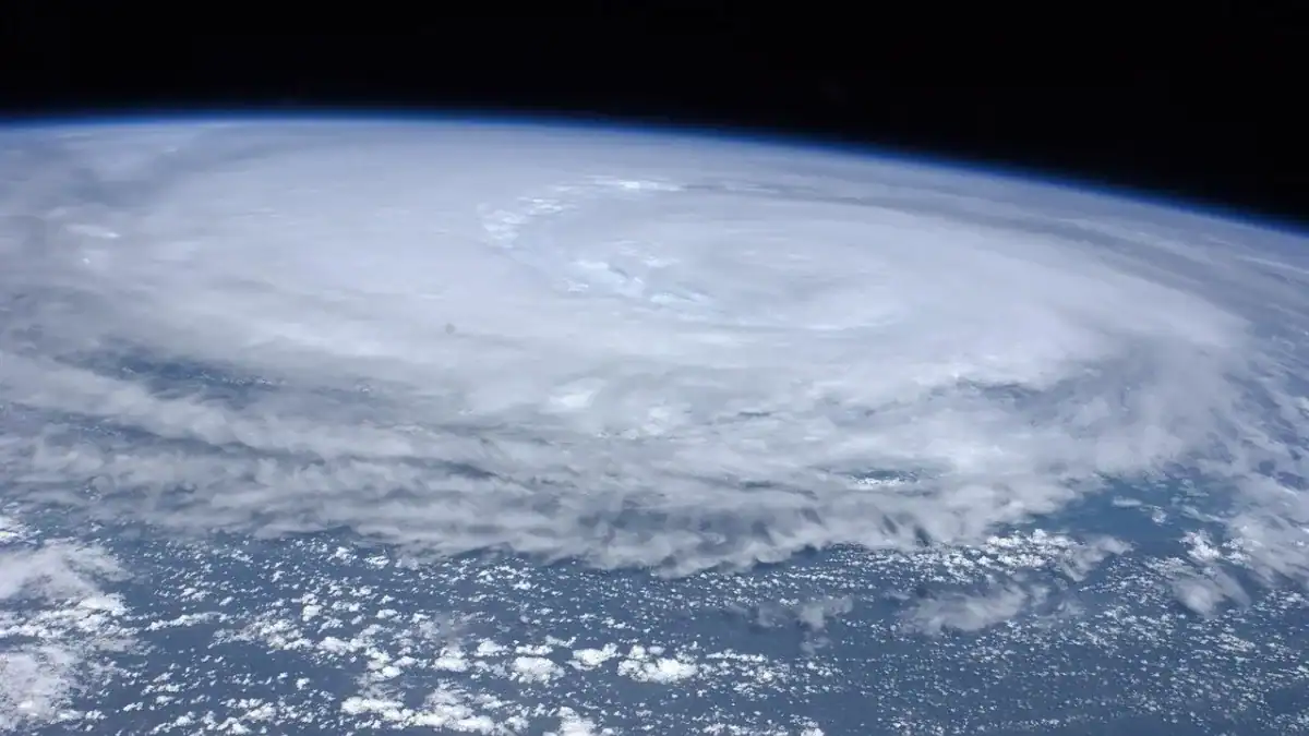 No es solo lluvia y viento: el huracán empieza meses antes en el océano