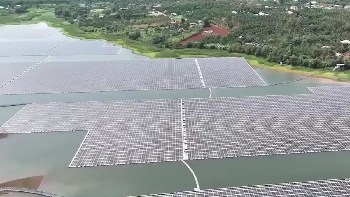 España lleva la energía solar al mar: así funciona la plataforma flotante que ya está en Valencia