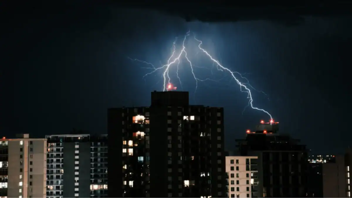 El inquietante fenómeno que hace zumbar el aire cuando una descarga eléctrica es inminente