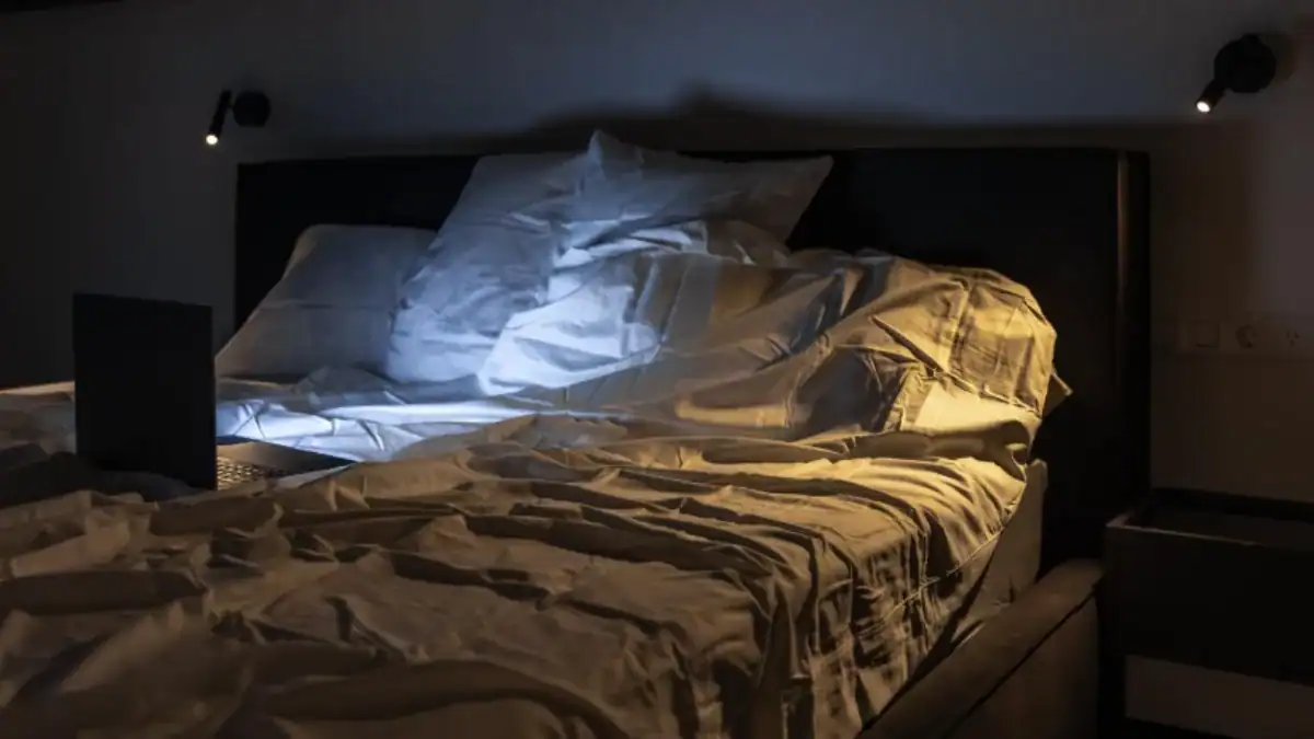 Dormís ocho horas respirando el mismo aire: esto es lo que puede acumularse en tu dormitorio durante la noche