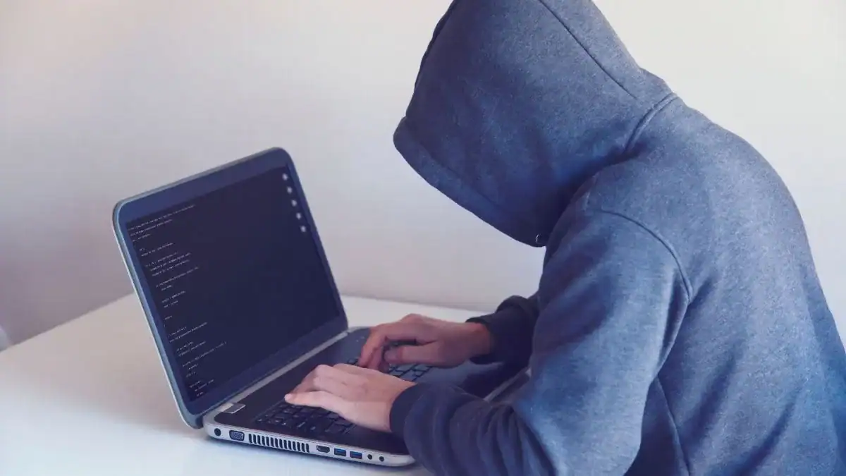 Ciberdelincuentes crean falsos agentes de IA para robar billeteras de criptomonedas