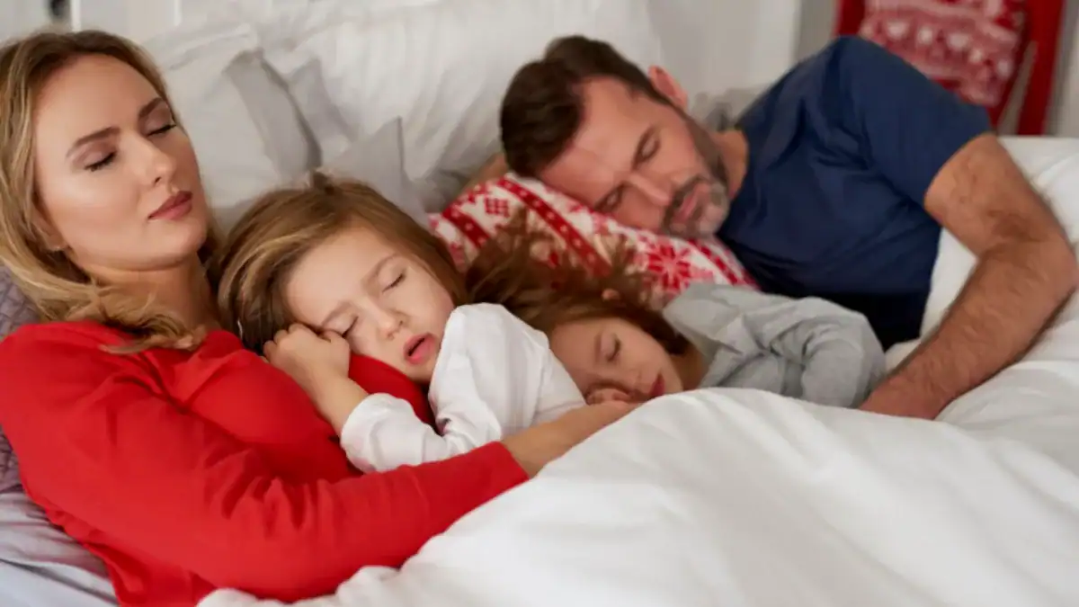 Dormir con los padres puede influir en el sueño infantil, pero ¿realmente genera dependencia?