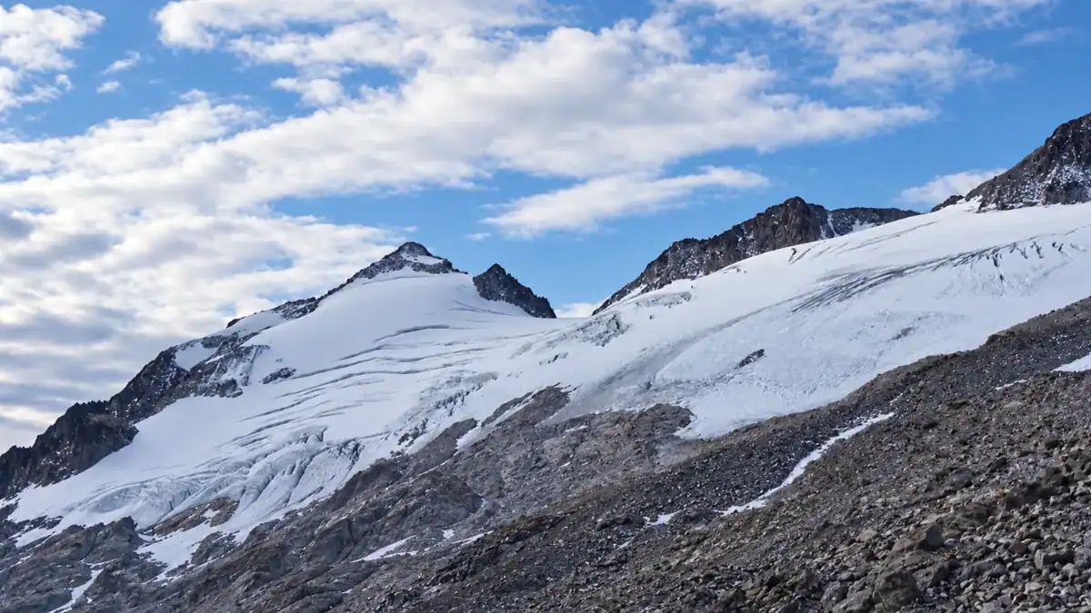 Los glaciares del Pirineo se están derritiendo. Ahora drones, satélites y sensores vigilan que la montaña no se venga abajo