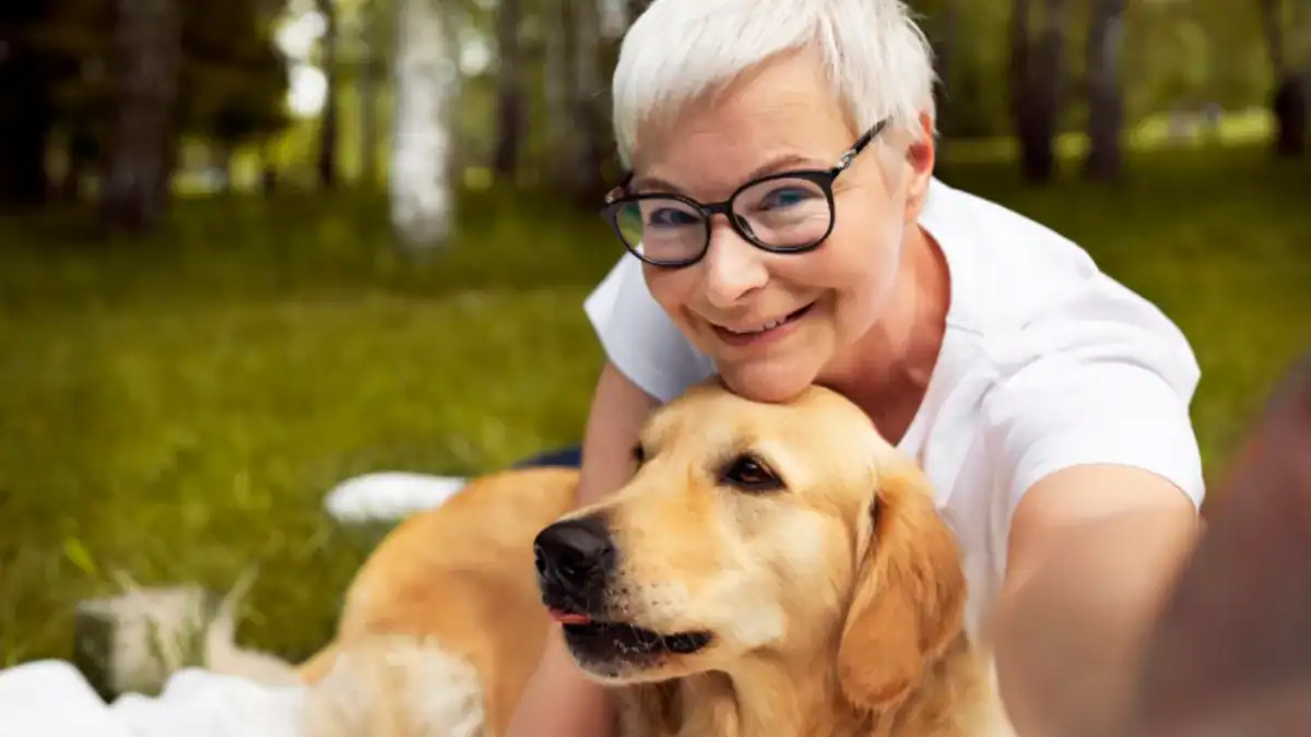 Tener un perro puede transformar la vida después de los 50: compañía, propósito y más conexión social